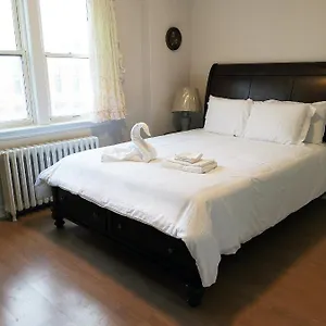 Cozy Private Rm Heart Of North York Free Parking Full Kitchen Close To Downtown Habitación en casa particular Toronto